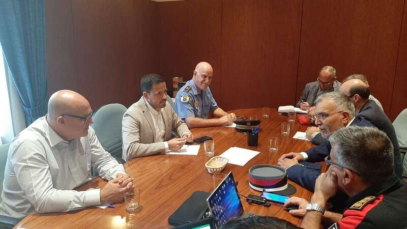 Momento de la reunión del alcalde con el nuevo director general de Seguridad y Emergencias del Gobierno canario (Foto TA)